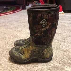 Muck boys camo Waterproof winter boots. Size 12K